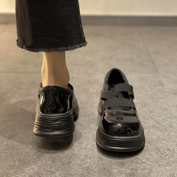 Γυναικεία στρογγυλεμένα παπούτσια με τραχιά σόλα - ασπρόμαυρο χρώμα