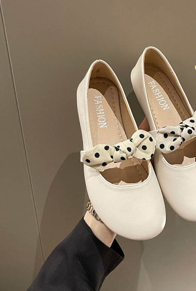 Γυναικεία παπούτσια με κορδέλα casual μοντέλο