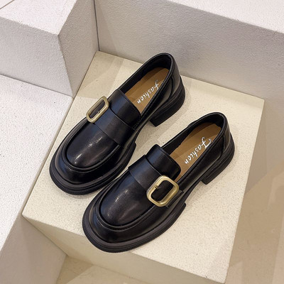 Elegantne ženske cipele od eko kože sa metalnom kopčom i visokim potplatom od 4 cm