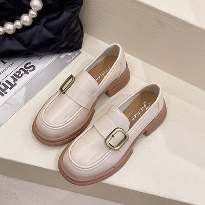 Elegantne ženske cipele od eko kože sa metalnom kopčom i visokim potplatom od 4 cm