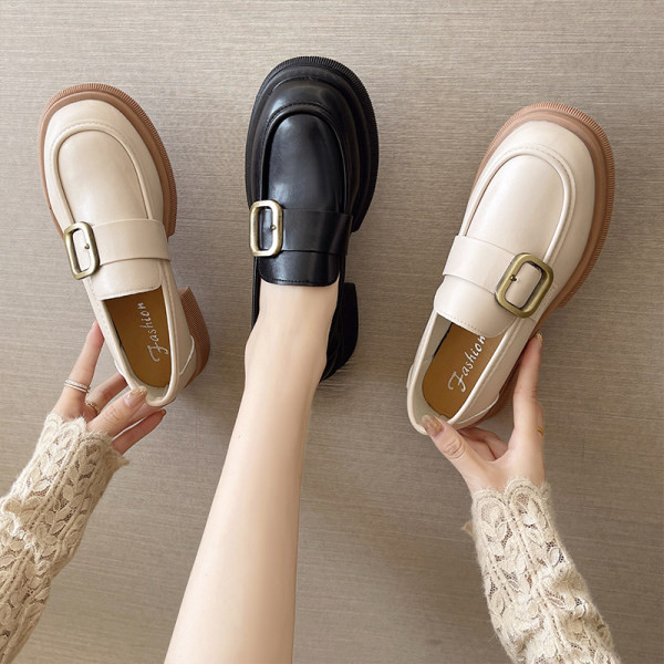 Elegantne ženske cipele od eko kože sa metalnom kopčom i visokim potplatom od 4 cm