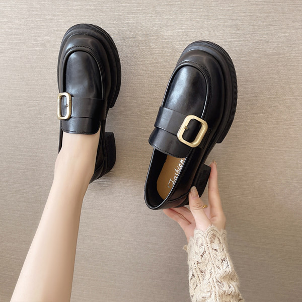 Elegantne ženske cipele od eko kože sa metalnom kopčom i visokim potplatom od 4 cm