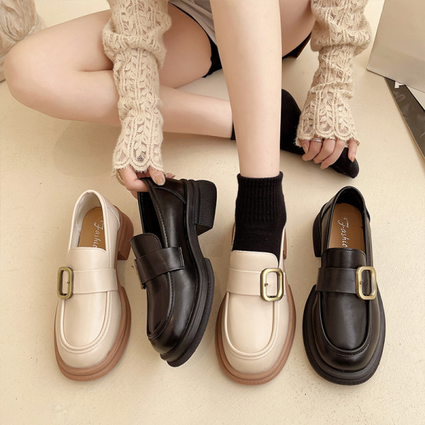 Elegantne ženske cipele od eko kože sa metalnom kopčom i visokim potplatom od 4 cm