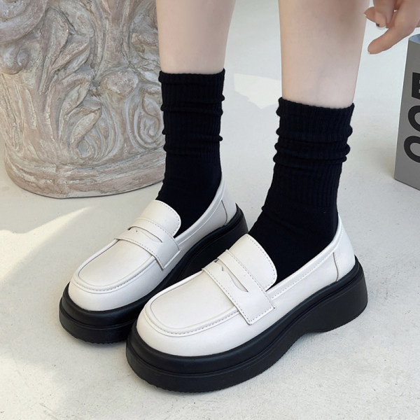 Női mokaszin típusú cipő eko bőrből, vastag talppal