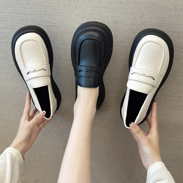 Női mokaszin típusú cipő eko bőrből, vastag talppal