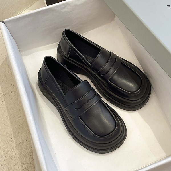 Női mokaszin típusú cipő eko bőrből, vastag talppal