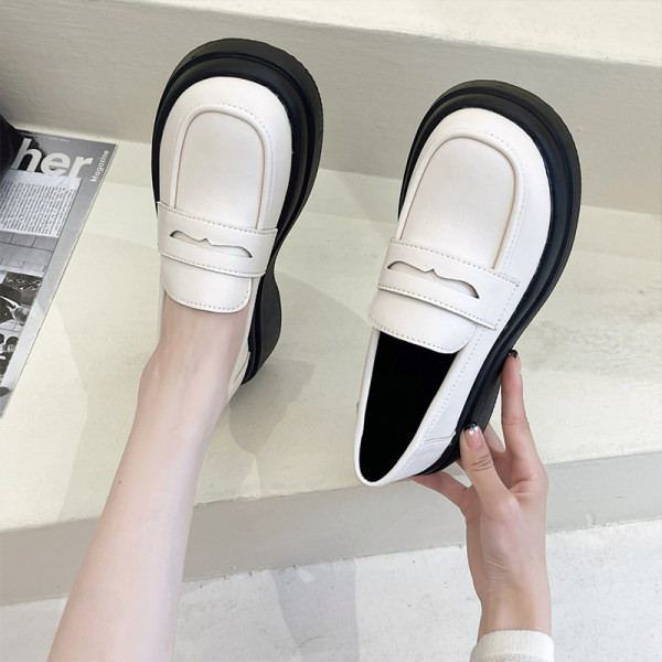 Női mokaszin típusú cipő eko bőrből, vastag talppal