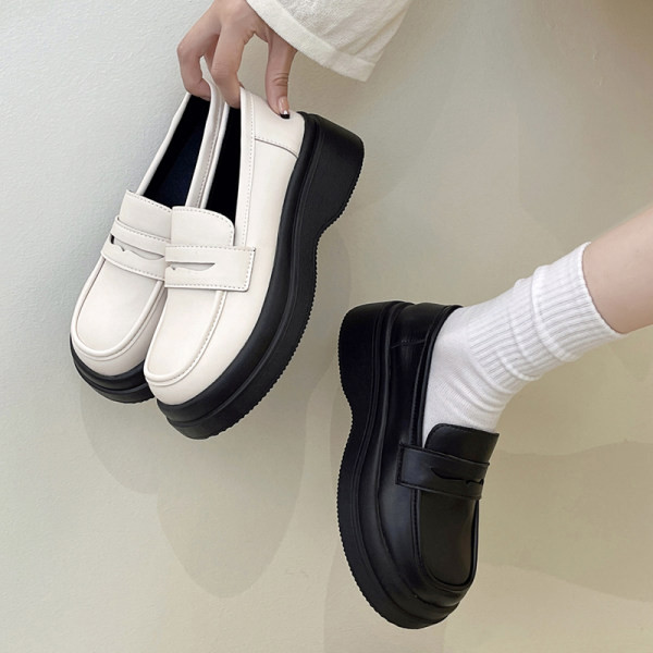 Női mokaszin típusú cipő eko bőrből, vastag talppal