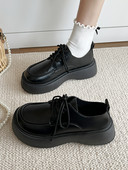 Ένα καθαρό μοντέλο γυναικείων παπουτσιών με ψηλή σόλα 4,5 cm και κορδόνια