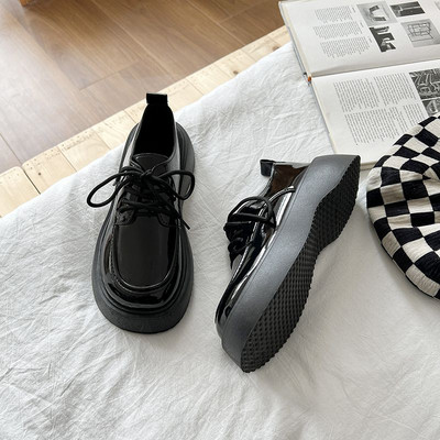 Ένα καθαρό μοντέλο γυναικείων παπουτσιών με ψηλή σόλα 4,5 cm και κορδόνια