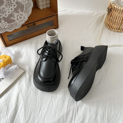 Ένα καθαρό μοντέλο γυναικείων παπουτσιών με ψηλή σόλα 4,5 cm και κορδόνια