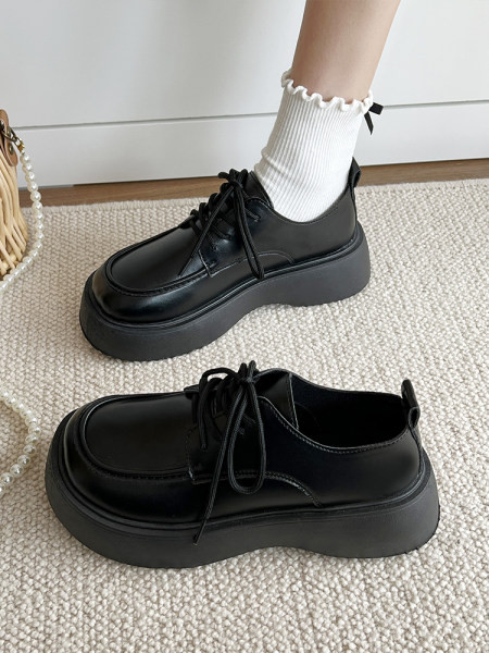 Ένα καθαρό μοντέλο γυναικείων παπουτσιών με ψηλή σόλα 4,5 cm και κορδόνια