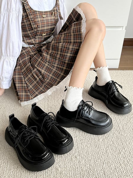 Ένα καθαρό μοντέλο γυναικείων παπουτσιών με ψηλή σόλα 4,5 cm και κορδόνια