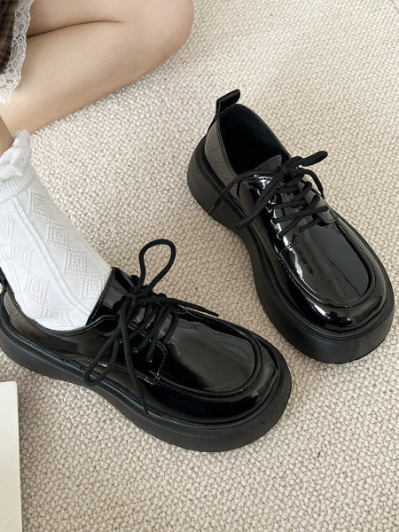 Ένα καθαρό μοντέλο γυναικείων παπουτσιών με ψηλή σόλα 4,5 cm και κορδόνια