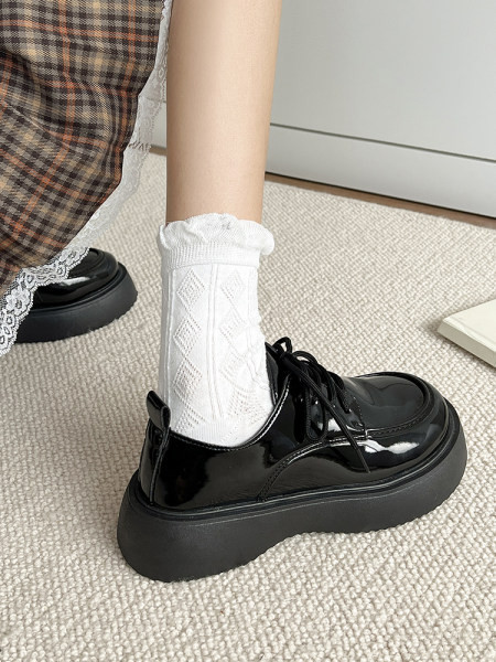 Ένα καθαρό μοντέλο γυναικείων παπουτσιών με ψηλή σόλα 4,5 cm και κορδόνια