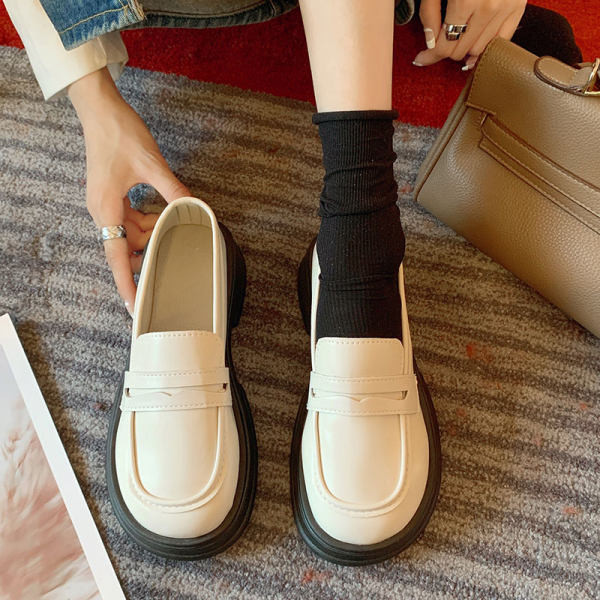 Ikdienas sieviešu apavi - trīs krāsās