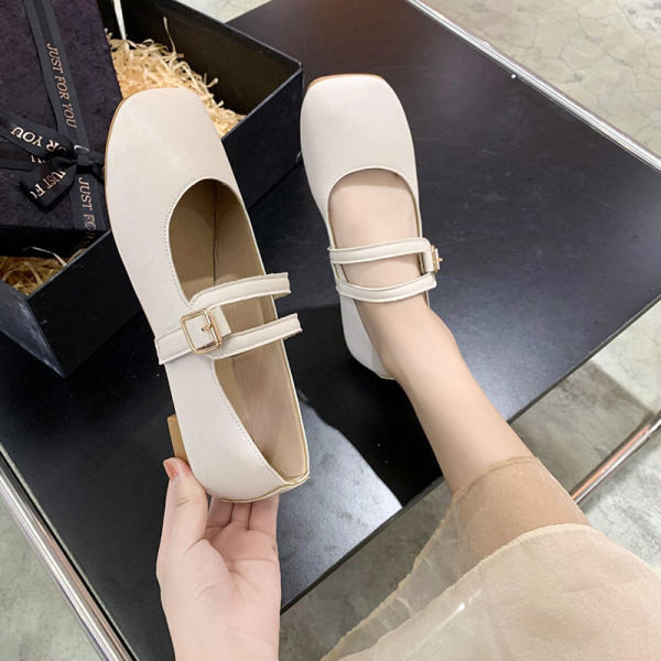 Γυναικεία παπούτσια από οικολογικό δέρμα με αγκράφα