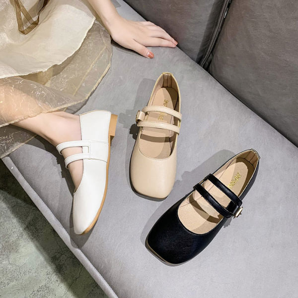 Γυναικεία παπούτσια από οικολογικό δέρμα με αγκράφα