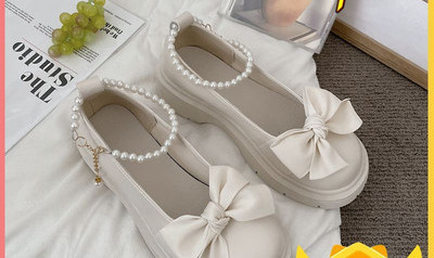 Ženske cipele s trakom i biserima