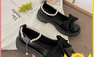 Ženske cipele s trakom i biserima