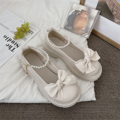 Ženske cipele s trakom i biserima