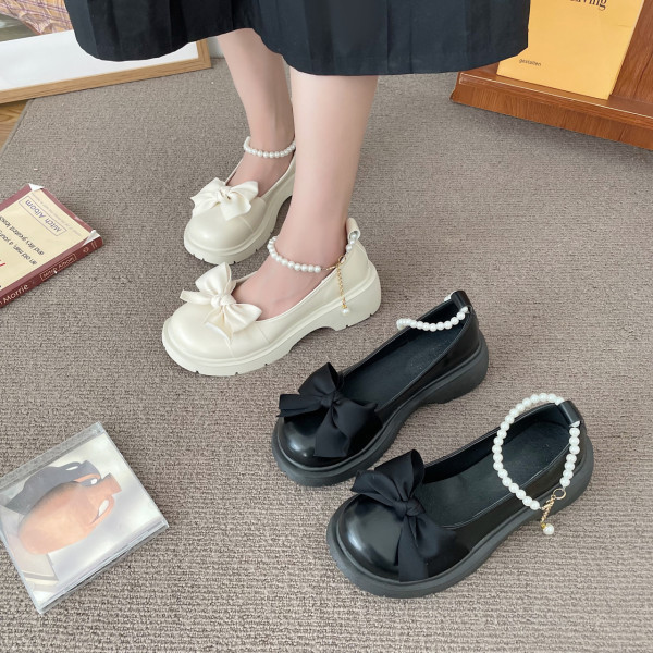 Ženske cipele s trakom i biserima