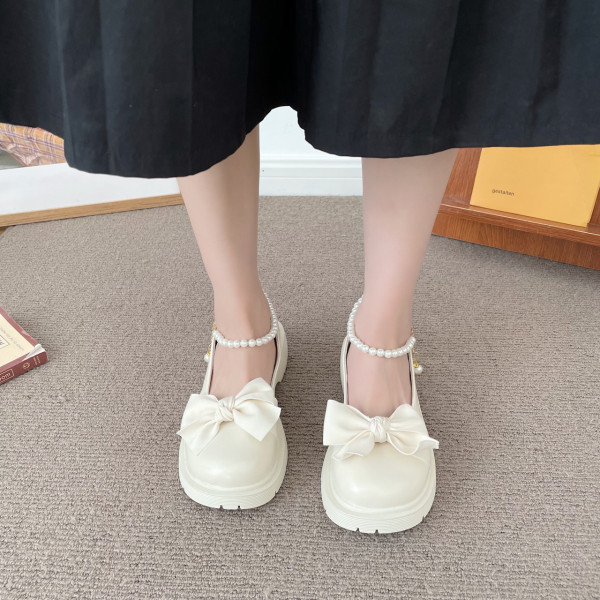 Ženske cipele s trakom i biserima