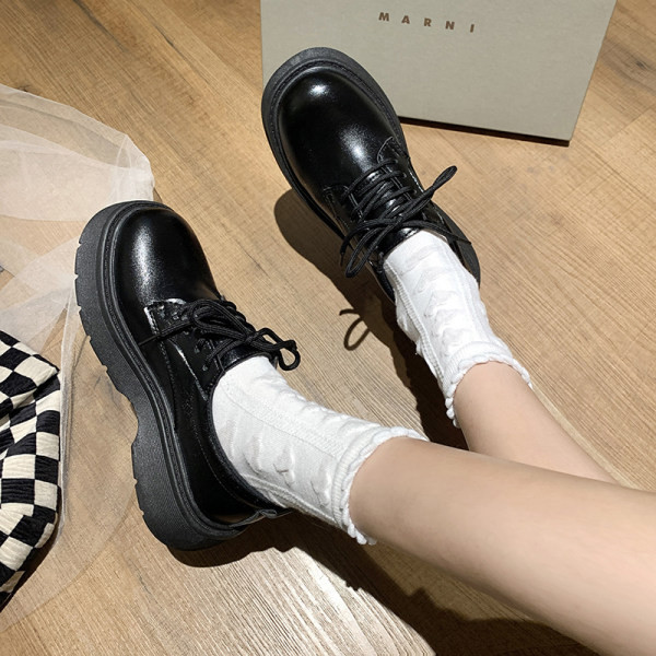 Sieviešu apavi ar šņorēm ikdienas modelis