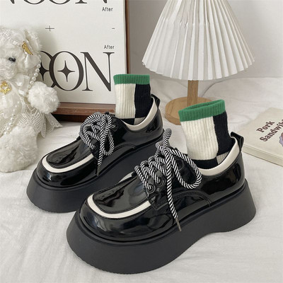 Γυναικεία παπούτσια με δαντέλα σε πλατφόρμα