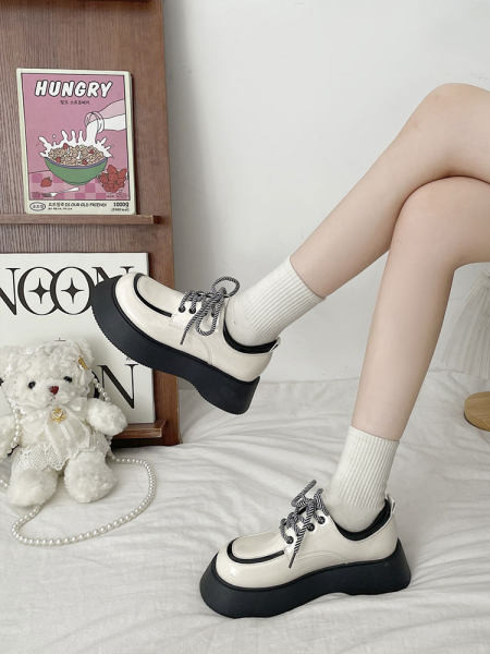 Γυναικεία παπούτσια με δαντέλα σε πλατφόρμα