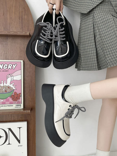 Γυναικεία παπούτσια με δαντέλα σε πλατφόρμα