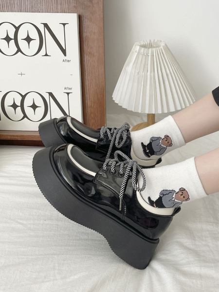 Γυναικεία παπούτσια με δαντέλα σε πλατφόρμα