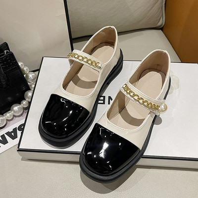 Μοντέρνα παπούτσια με velcro μπαλώματα μεταλλική αλυσίδα και πέρλες