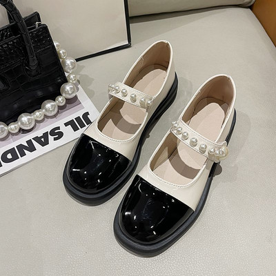 Μοντέρνα παπούτσια με velcro μπαλώματα μεταλλική αλυσίδα και πέρλες