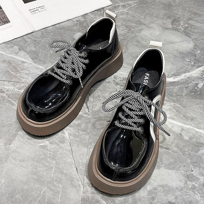 Γυναικεία παπούτσια με κορδόνια σε δύο χρώματα