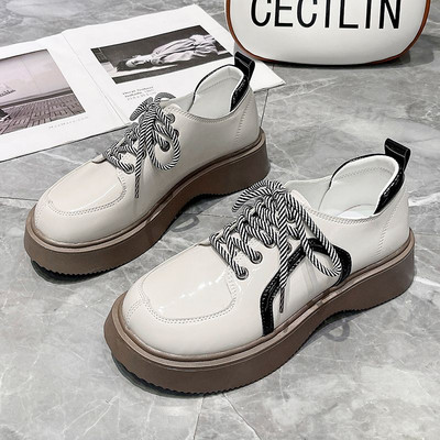 Γυναικεία παπούτσια με κορδόνια σε δύο χρώματα