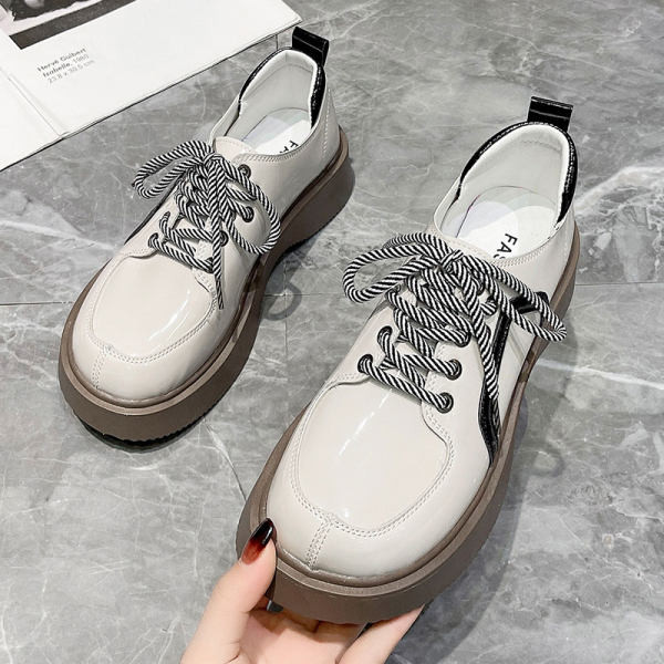 Γυναικεία παπούτσια με κορδόνια σε δύο χρώματα