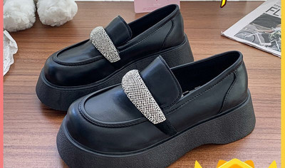 Ženske crne cipele s kamenčićima