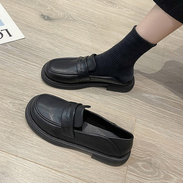 Eko bőrből készült alkalmi női mokaszin típusú cipő