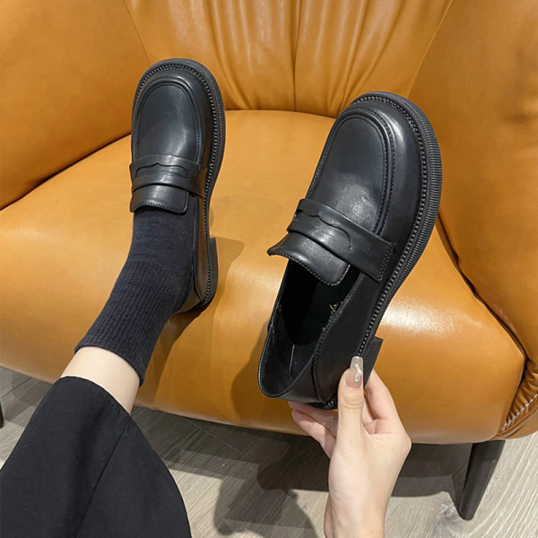 Eko bőrből készült alkalmi női mokaszin típusú cipő