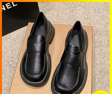 Sieviešu melnas ādas kurpes