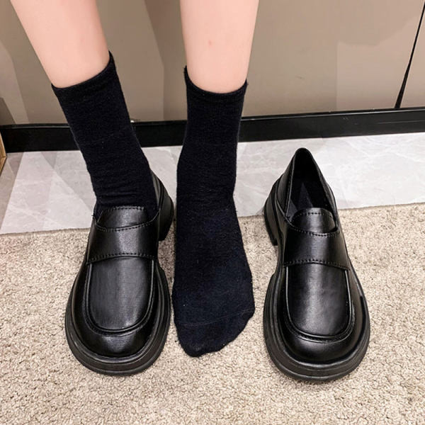 Sieviešu melnas ādas kurpes