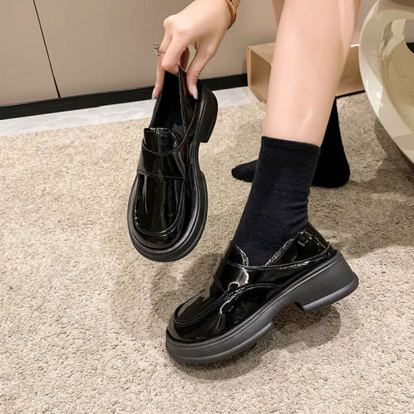 Sieviešu melnas ādas kurpes