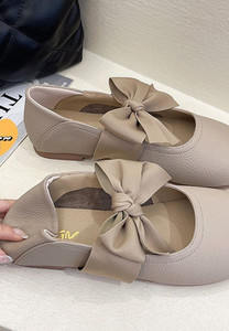 Γυναικεία δερμάτινα παπούτσια με κορδέλα