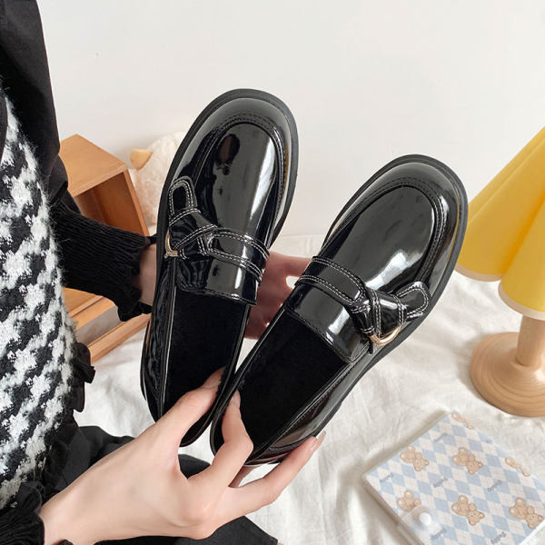 Sieviešu ādas apavi