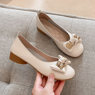 Κομψά παπούτσια με μεταλλικά στοιχεία