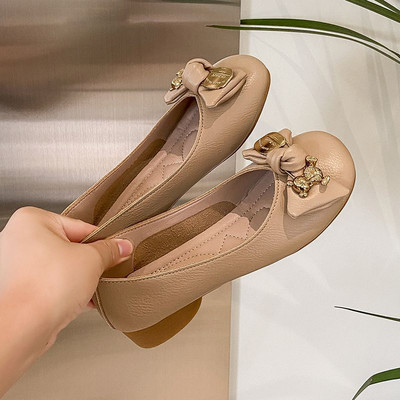 Κομψά παπούτσια με μεταλλικά στοιχεία