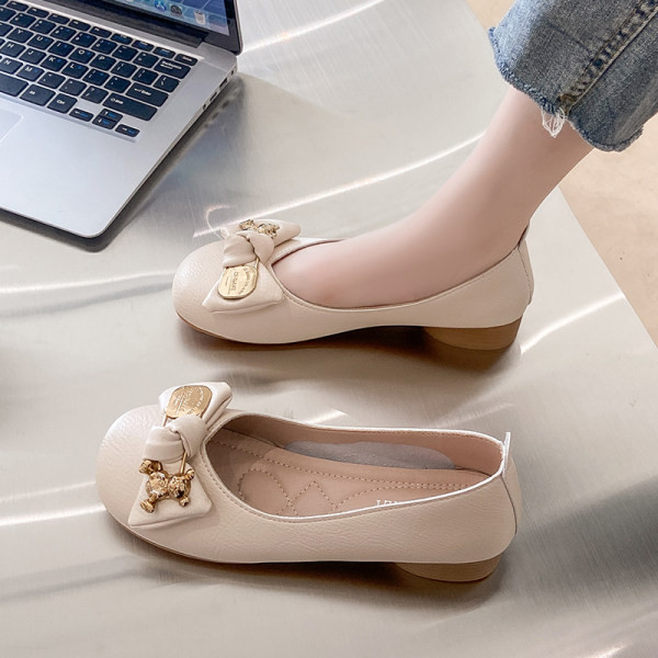 Κομψά παπούτσια με μεταλλικά στοιχεία