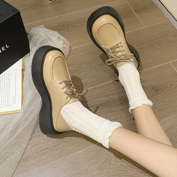 Нов модел кожени обувки с връзки за жени