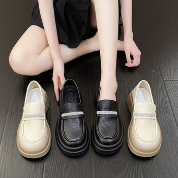 Ретро модел дамски обувки тип мокасини с платформа и камани